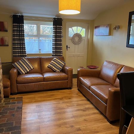 Yew Tree Bungalow, Onneley, Cheshire ครูว์ ภายนอก รูปภาพ