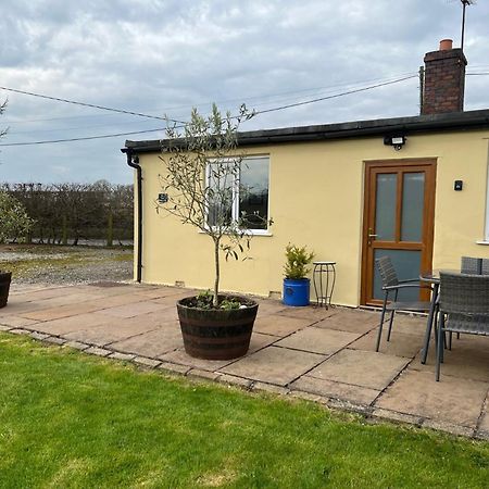 Yew Tree Bungalow, Onneley, Cheshire ครูว์ ภายนอก รูปภาพ