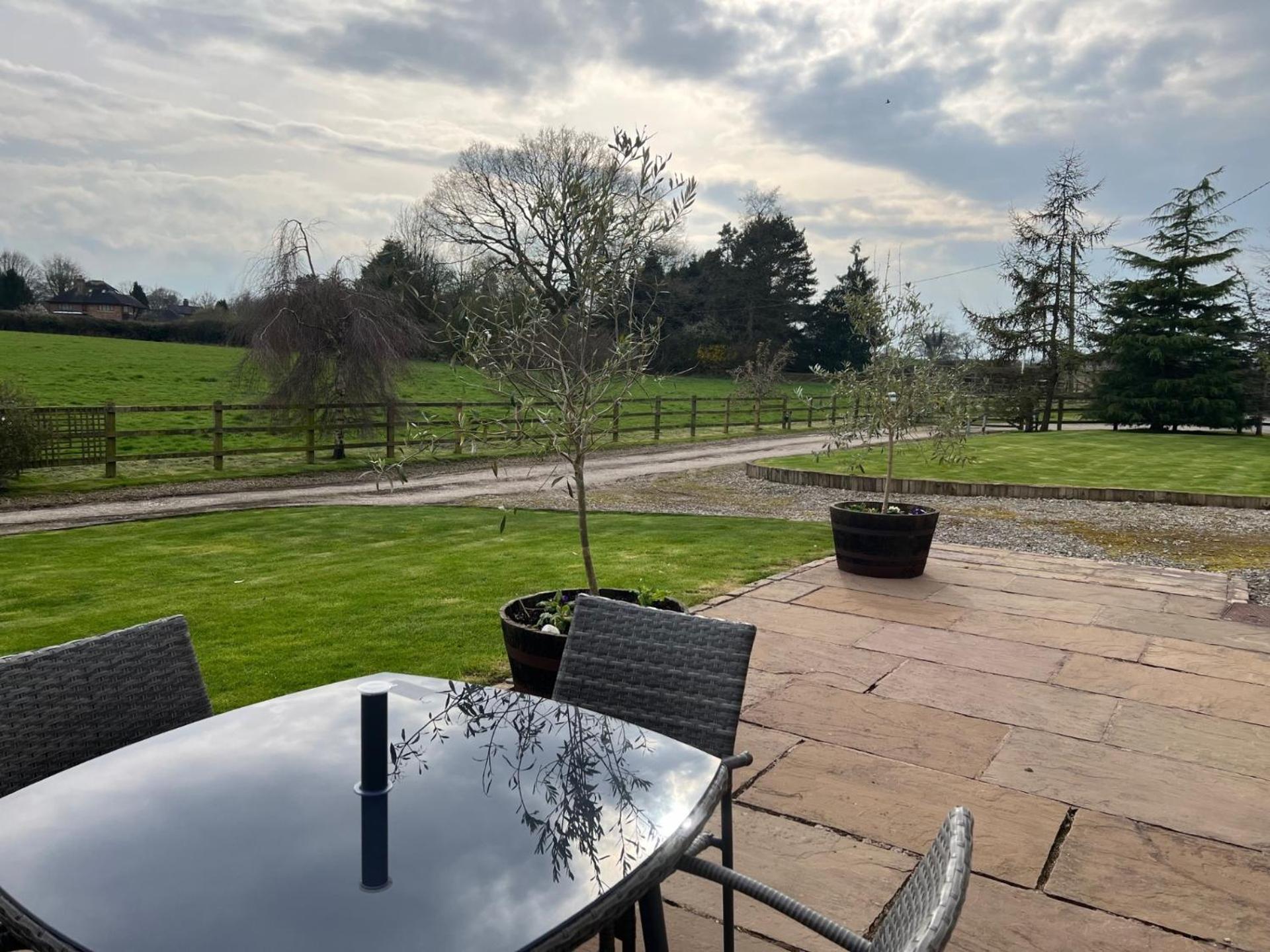 Yew Tree Bungalow, Onneley, Cheshire ครูว์ ภายนอก รูปภาพ