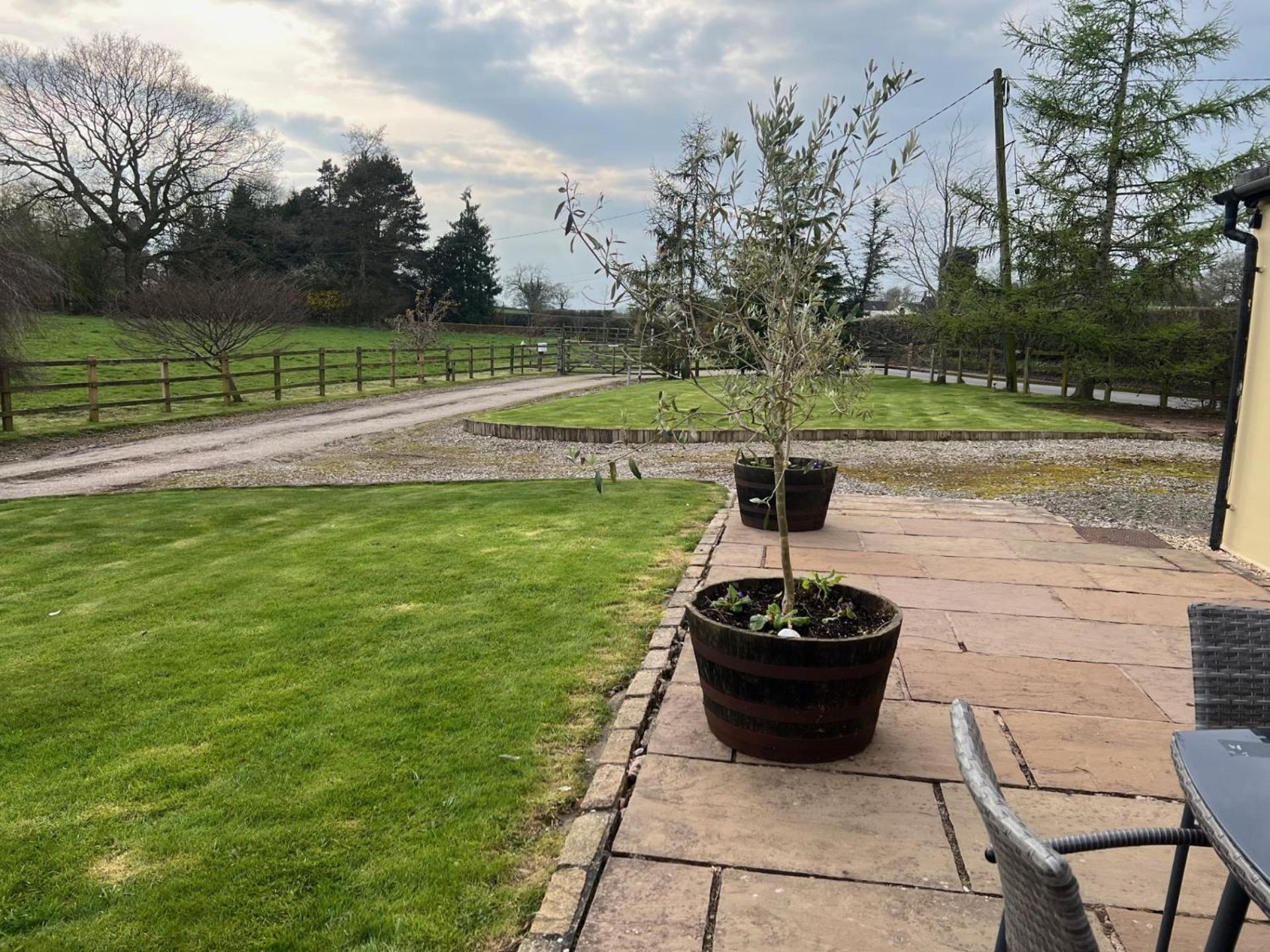 Yew Tree Bungalow, Onneley, Cheshire ครูว์ ภายนอก รูปภาพ